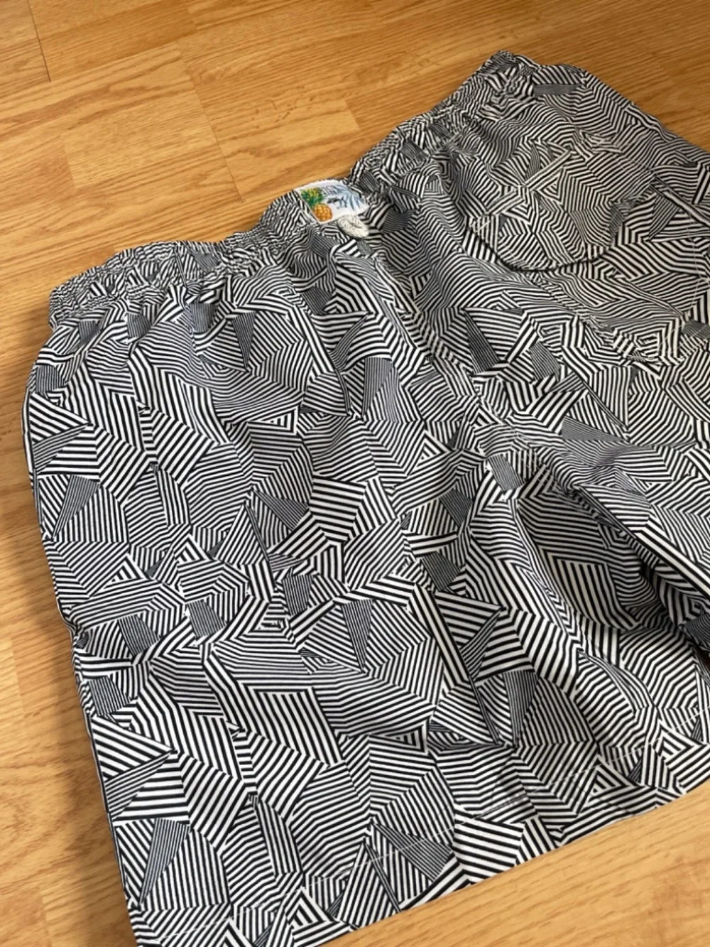 Spicy Tuna Men’s Black & White Retro 5” Inseam Lined Swim Trunks Size Large